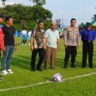 Sekda Abdya, Amrijal melakukan tendangan bola tanda dimulainya turnamen Laser Cup I Desa Lhung Asan. Foto. Dok. Teukunizar/noa.co.id