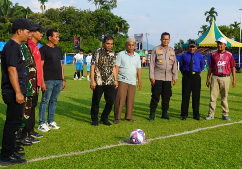 Sekda Abdya, Amrijal melakukan tendangan bola tanda dimulainya turnamen Laser Cup I Desa Lhung Asan. Foto. Dok. Teukunizar/noa.co.id