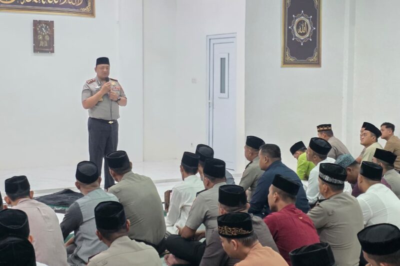 Kapolres Aceh Barat, AKBP Agus Sulistianto saat menyampaikan sambutan pada kegiatan Subuh Keliling Polres Aceh Barat. Foto. Dok. Teukunizar/noa.co.id