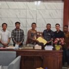 Mus Suedong menerima 10 tuntutan dari Aliansi Masyarakat Abdya di ruang kerja. Foto. Dok. Teukunizar/noa.co.id