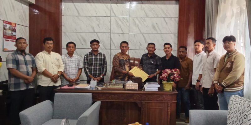 Mus Suedong menerima 10 tuntutan dari Aliansi Masyarakat Abdya di ruang kerja. Foto. Dok. Teukunizar/noa.co.id