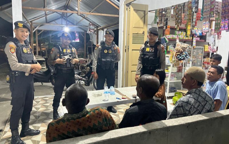 Personel Samapta Polres Abdya memberikan pesan-pean Kamtibmas saat operasi malam. Foto. Dok. Teukunizar/noa.co.id