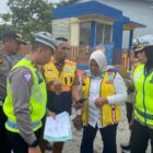 Tim monitoring ruas jalan yang sering dilanda banjir di Kabupaten Abdya. Foto. Dok. Teukunizar/noa.co.id