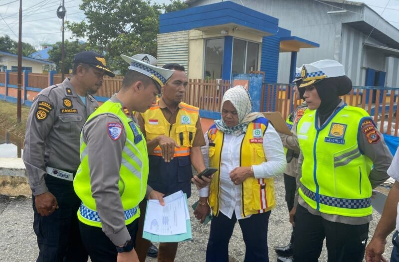 Tim monitoring ruas jalan yang sering dilanda banjir di Kabupaten Abdya. Foto. Dok. Teukunizar/noa.co.id