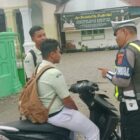 Personel Satlantas Polres Abdya menegur pelajar yang tidak menggunakan helm saat berkendara. Foto. Dok. Teukunizar/noa.co.id