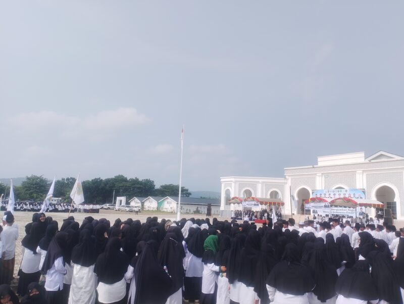 Para Santri mengikuti upacara peringatan hari santri di halaman gedung MTQ, Komplek perkantoran Cot trieng, Meureudu, (22/10/2026). Foto:Dok/ Muhammad Rissan 