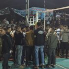 Ofisial tim Banteng FC dan pihak terkait saat mempersoalkan keputusan wasit yang diduga mendapatkan intervensi. Foto. Dok. Teukunizar/noa.co.id