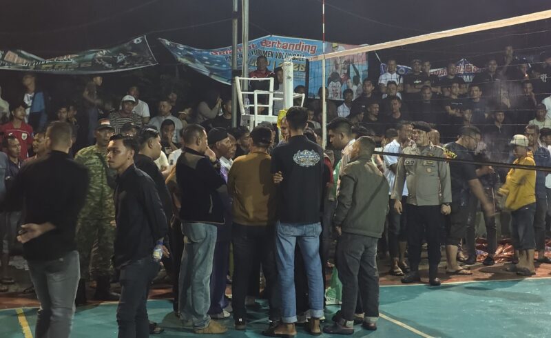 Ofisial tim Banteng FC dan pihak terkait saat mempersoalkan keputusan wasit yang diduga mendapatkan intervensi. Foto. Dok. Teukunizar/noa.co.id