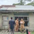 Petugas dari Bapperida Abdya turun langsung ke lapangan memverifikasi data kemiskinan. Foto. Dok. Teukunizar/noa.co.id