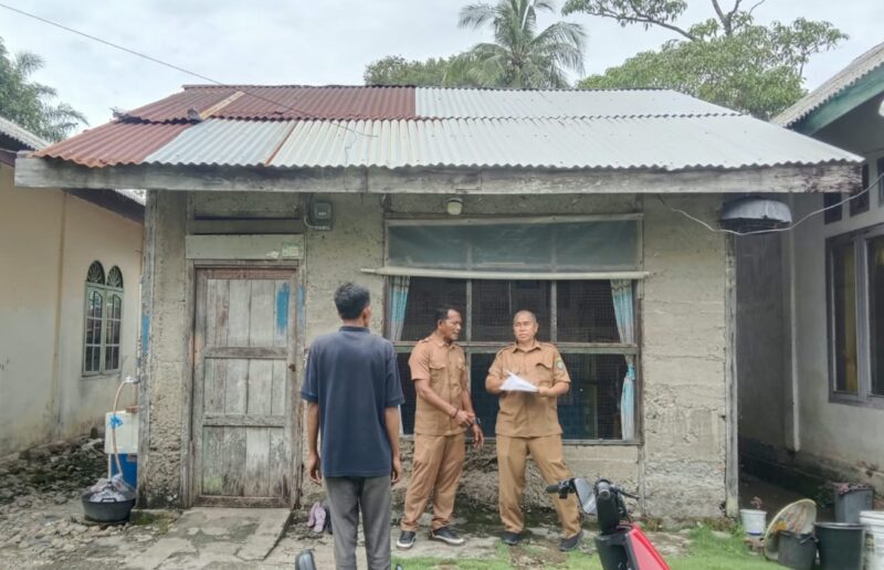 Petugas dari Bapperida Abdya turun langsung ke lapangan memverifikasi data kemiskinan. Foto. Dok. Teukunizar/noa.co.id