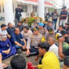 Kapolres Aceh Barat AKBP Agus Sulistianto duduk bersama mahasiswa saat aksi Aliansi Barsela Menggugat di depan Kantor DPRK Aceh Barat. Foto. Dok. Teukunizar/noa.co.id