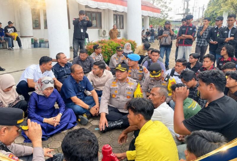 Kapolres Aceh Barat AKBP Agus Sulistianto duduk bersama mahasiswa saat aksi Aliansi Barsela Menggugat di depan Kantor DPRK Aceh Barat. Foto. Dok. Teukunizar/noa.co.id