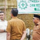 Bupati Abdya Safaruddin saat meninjau pembangunan MPP di Kecamatan Blangpidie. Foto. Dok. Teukunizar/noa.co.id