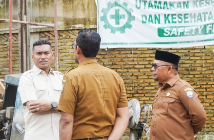 Bupati Abdya Safaruddin saat meninjau pembangunan MPP di Kecamatan Blangpidie. Foto. Dok. Teukunizar/noa.co.id