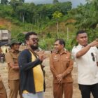 Bupati Abdya Safaruddin meninjau lokasi venue MTQ di Gampong Guhang. Foto. Dok. Teukunizar/noa.co.id
