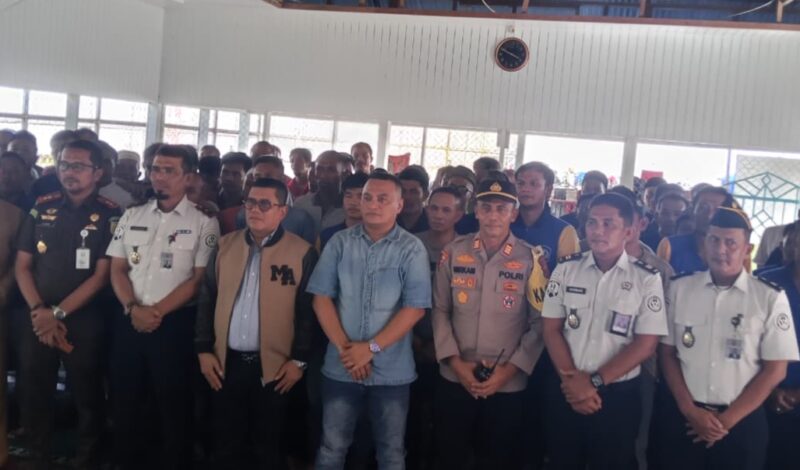 Muslim Ayub, Anggota DPRRI foto bersama saat mengunjungi Lapas Kelas III Sinabang. Foto:Dok. Noa.co.id.