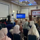 Sri Handayani, S.Psi., M.M., saat turut berkontribusi dalam kegiatan Pelatihan dan Pendidikan Politik bagi Perempuan di Aula Bapperida Abdya, Kamis (29/10/2026). Foto. Dok. Teukunizar/noa.co.id