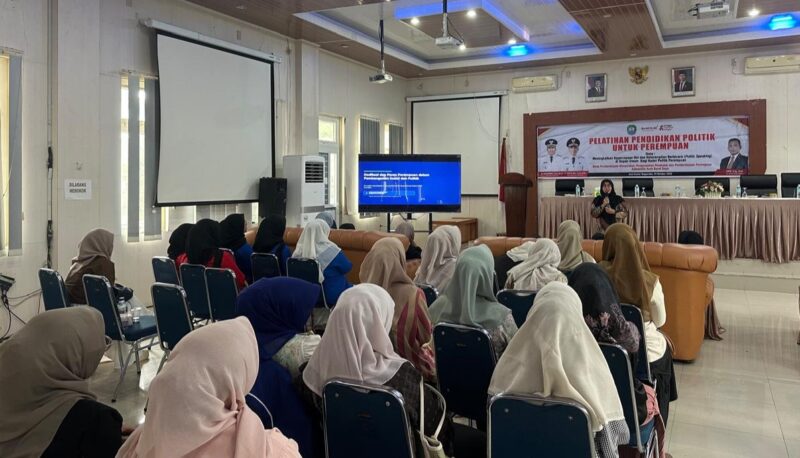 Sri Handayani, S.Psi., M.M., saat turut berkontribusi dalam kegiatan Pelatihan dan Pendidikan Politik bagi Perempuan di Aula Bapperida Abdya, Kamis (29/10/2026). Foto. Dok. Teukunizar/noa.co.id