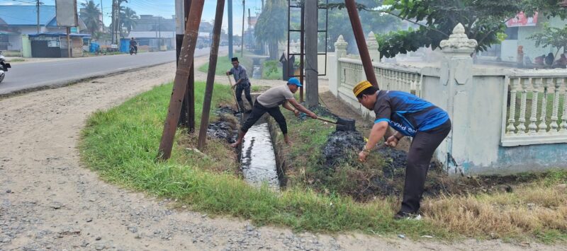 Masyarakat Julok Aceh Timur bergotong rayong Jumat (30/10/2026) (Foto.IST)