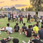 Pelatih Tim sepak bola Muara Tiga, Faisal dan Jamaludin Rasyid sedang memberikan arahan kepada para pemain di lapangan Sileupee Raya Gampong Mesjid, Jumat (30/10/2026) (Foto.Amir Sagita.NOA.co.id)