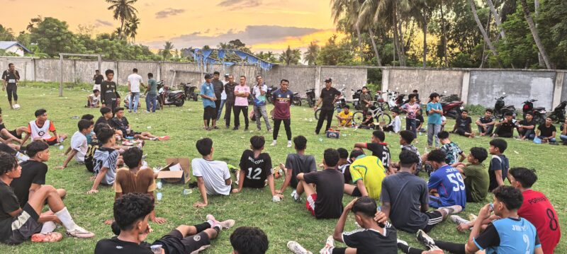 Pelatih Tim sepak bola Muara Tiga, Faisal dan Jamaludin Rasyid sedang memberikan arahan kepada para pemain di lapangan Sileupee Raya Gampong Mesjid, Jumat (30/10/2026) (Foto.Amir Sagita.NOA.co.id)