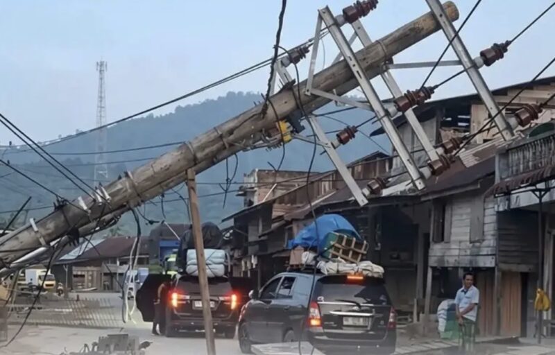 Tiang SUTM tumbang dan melintang di badan jalan kawasan Ladang Rimba, Kecamatan Trumon Tengah, Aceh Selatan, Jumat (2/10/2026), menyebabkan gangguan listrik di enam kecamatan. Foto: Dok. Istimewa 