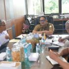 Plt. Sekda Aceh, Taufik ST, M.Si, didampingi para Kepala SKPA/Biro terkait saat menerima audiensi Kepala Stasiun Meteorologi Kelas I Sultan Iskandar Muda (SIM) Banda Aceh, Cucu Kusmayancu, S.Kom, beserta jajaran di Ruang Kerja Sekda Aceh, Banda Aceh, Senin, (28/9/2026). Foto: Dok. Biro Adpim Setda Aceh 
