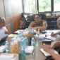 Plt. Sekda Aceh, Taufik ST, M.Si, didampingi para Kepala SKPA/Biro terkait saat menerima audiensi Kepala Stasiun Meteorologi Kelas I Sultan Iskandar Muda (SIM) Banda Aceh, Cucu Kusmayancu, S.Kom, beserta jajaran di Ruang Kerja Sekda Aceh, Banda Aceh, Senin, (28/9/2026). Foto: Dok. Biro Adpim Setda Aceh 
