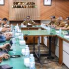 Plt. Sekda Aceh, Taufik, ST, M.Si, didampingi Asisten Perekonomian dan Pembangunan Sekda Aceh, Ir. T. Robby Irza, S.SiT, MT, beserta para Kepala SKPA/Biro terkait, saat menerima audiensi Kepala Administrator KEK, PT. PATNA dan PT. PEMA dalam rangka membahas pengembangan Kawasan Ekonomi Khusus (KEK) Arun Lhokseumawe, di Ruang Rapat Sekda Aceh, Banda Aceh, Selasa (29/9/2026). Foto: Dok. Biro Adpim Setda Aceh 