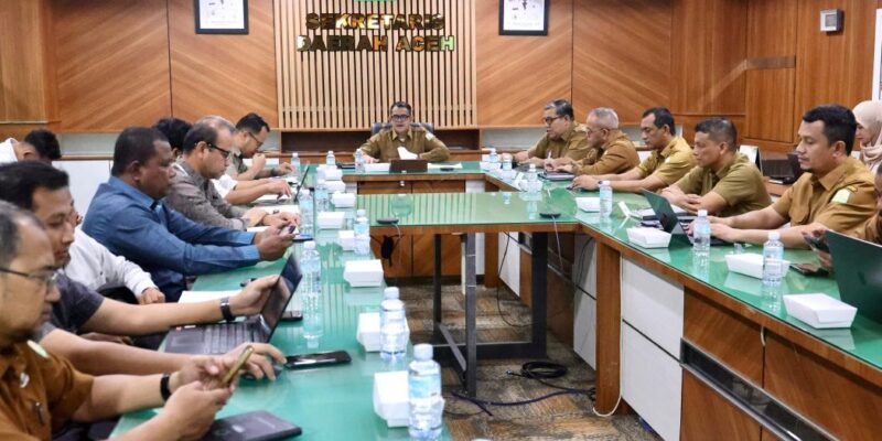 Plt. Sekda Aceh, Taufik, ST, M.Si, didampingi Asisten Perekonomian dan Pembangunan Sekda Aceh, Ir. T. Robby Irza, S.SiT, MT, beserta para Kepala SKPA/Biro terkait, saat menerima audiensi Kepala Administrator KEK, PT. PATNA dan PT. PEMA dalam rangka membahas pengembangan Kawasan Ekonomi Khusus (KEK) Arun Lhokseumawe, di Ruang Rapat Sekda Aceh, Banda Aceh, Selasa (29/9/2026). Foto: Dok. Biro Adpim Setda Aceh 
