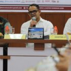 Plt. Sekda Aceh, Taufik, ST, M.Si, didampingi Asisten Perekonomian dan Pembangunan Sekda Aceh, Ir. T. Robby Irza, S.SiT, MT, saat menggelar Diskusi Perkembangan Rehabililitasi dan Rekontruksi Pascabencana Aceh bersama Tim Satgas Bencana Pusat Wilayah Sumatera dan para Kepala SKPA/Biro terkait, di Ruang Potda I Setda Aceh, Banda Aceh, Rabu, (30/9/2026). Foto: Dok. Biro Adpim Setda Aceh 