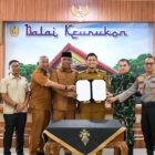 Wakil Wali Kota Banda Aceh Afdhal Khalilullah bersama unsur pemerintah, TNI, dan Polri menunjukkan dokumen deklarasi komitmen dalam mewujudkan kamtibmas yang aman, tertib, dan kondusif di Kota Banda Aceh, di Balai Keurukon, Senin (28/9/2026). Foto: Dok. Prokopim Kota Banda Aceh