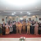 Wakil Wali Kota Banda Aceh Afdhal Khalilullah foto bersama Kepala Dinas P3AP2KB Tiara Sutari, para narasumber, dan pengurus Balee Inong usai pembukaan Workshop Penyusunan AD/ART Balee Inong Kota Banda Aceh di Hotel Al Hanifi, Banda Aceh, Selasa (29/9/2026). Foto: Dok. Prokopim Kota Banda Aceh