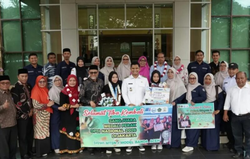 Wakil Wali Kota Banda Aceh Afdhal Khalilullah bersama Kakankemenag Kota Banda Aceh Salman Arifin menyambut dua siswi MTsN 1 Model Banda Aceh, Nafisah dan Aysha, peraih Medali Perak OPSI Nasional 2026 di Ruang VIP Bandara Internasional Sultan Iskandar Muda, Aceh Besar, Rabu (30/9/2026). Foto: Dok. Prokopim Kota Banda Aceh
