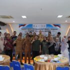 Ketua DPRK Banda Aceh Irwansyah ST foto bersama peserta Rapat Dengar Pendapat (RDP) yang membahas pemanfaatan kembali biogas TPA Gampong Jawa di Kantor DPRK Banda Aceh, Senin (28/9/2026). Foto: Dok. DPRK Banda Aceh