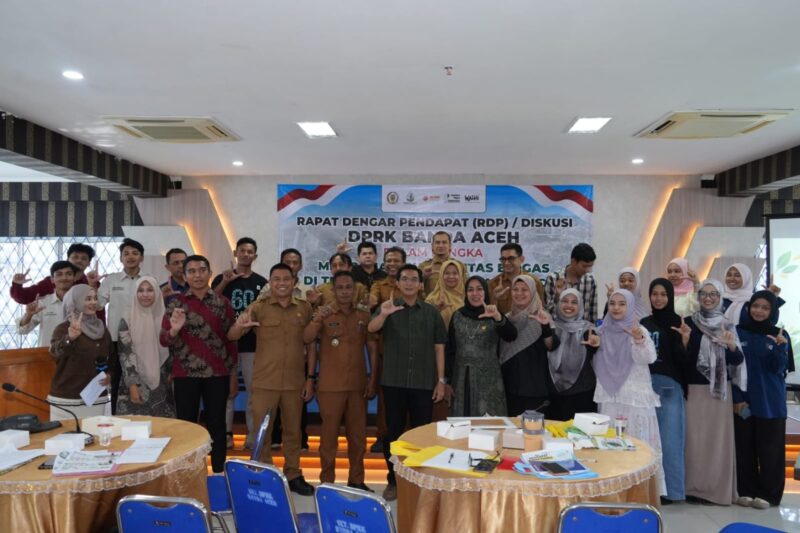 Ketua DPRK Banda Aceh Irwansyah ST foto bersama peserta Rapat Dengar Pendapat (RDP) yang membahas pemanfaatan kembali biogas TPA Gampong Jawa di Kantor DPRK Banda Aceh, Senin (28/9/2026). Foto: Dok. DPRK Banda Aceh