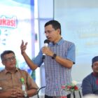 Ketua Komisi IV DPRK Banda Aceh Farid Nyak Umar menyampaikan materi dan edukasi kepada kader remaja Posyandu dalam kegiatan “Hidup Sehat, Remaja Bebas HIV/AIDS” di Paopia Coffee, Banda Aceh, Selasa (29/9/2026). Foto: Dok. DPRK Banda Aceh