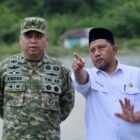 Kepala Perencanaan dan Pengendalian Posko Nasional Satgas PRR Brigjen TNI Andre Julian meninjau lokasi pembangunan SDN Alue Lhok, Kecamatan Pante Ceureumen, Aceh Barat, Rabu (30/9/2026). Foto: Dok. Pemkab Aceh Barat