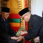 Wali Nanggroe Aceh Tgk. Malik Mahmud Al Haythar mengikuti prosesi peusijuek di Meuligoe Wali Nanggroe, Rabu (30/9/2026), setelah kembali dari Penang, Malaysia. Foto: Dok. Istimewa