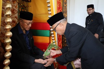 Wali Nanggroe Aceh Tgk. Malik Mahmud Al Haythar mengikuti prosesi peusijuek yang digelar sebagai bentuk syukur atas kepulangannya dari pengobatan di Penang, Malaysia, di Meuligoe Wali Nanggroe, Rabu (30/9/2026). Foto: Dok. Istimewa 