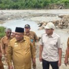 Wakil Gubernur Aceh, H. Fadhlullah, didampingi para Kepala SKPA/Biro terkait dan Sekda Pidie Jaya, Dr. Munawar Ibrahim, S.Kp, MPH, beserta jajaran Pemkab Pidie Jaya, meninjau lokasi Daerah Irigasi Seunong, Krueng Meureudu, di Kec. Meurah Dua, Kab. Pidie Jaya, Senin, (5/10/2026). Foto: Dok. Biro Adpim Setda Aceh
