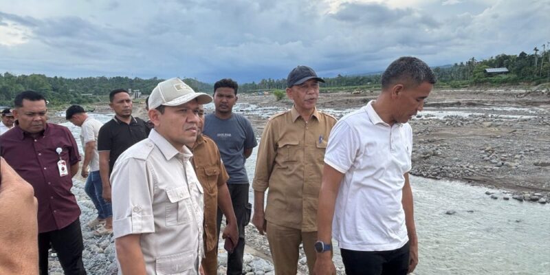 Wakil Gubernur Aceh, H. Fadhlullah didampingi Wakil Bupati Aceh Utara, Tarmizi, S.I.Kom, berserta para Kepala SKPA/Biro dan Instansi terkait, meninjau pembangunan tanggul dan bangunan pengaman tebing sungai Krueng Sawang, di Kab. Aceh Utara, Senin (5/10/2026). Foto: Dok. Biro Adpim Setda Aceh 