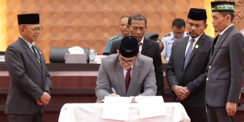 Plt. Sekda Aceh, Taufik ST, M.Si, didampingi Asisten Administrasi Umum Sekda Aceh, Dr. A. Murtala, M.Si, saat menandatangani Berita Acara Persetujuan Bersama terhadap Kebijakan Umum Anggaran (KUA) dan Prioritas dan Plafon Anggaran Sementara (PPAS) Tahun Anggaran 2027 dengan Pimpinan DPRA, di Gedung Utama DPRA, Banda Aceh, Kamis (8/10/2026). Foto: Dok. Biro Adpim Setda Aceh