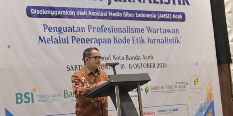 Plt. Sekda Aceh, Taufik, ST, M.Si, saat memberikan sambutan sekaligus membuka Kegiatan Pelatihan Kode Etik Jurnalistik yang diselenggarakan oleh Asosiasi Media Siber Indonesia (AMSI) Aceh, di Ayani Hotel, Banda Aceh, Sabtu (10/10/2026). Foto: Dok. Biro Adpim Setda Aceh 