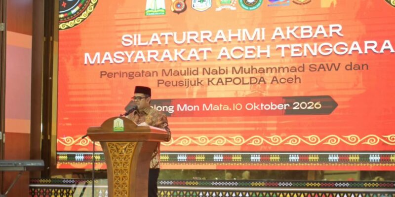 Plt. Sekda Aceh, Taufik, ST, M.Si, saat memberikan sambutan pada acara Silaturahmi Akbar Masyarakat Aceh Tenggara, dalam rangka Peringatan Maulid Nabi Muhammad SAW 1448 H dan Peusijuk Kapolda Aceh, di Anjong Mon Mata, Banda Aceh, Sabtu (10/10/2026). Foto: Dok. Biro Adpim Setda Aceh 