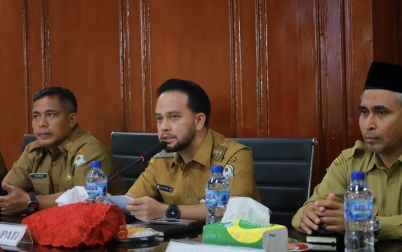 Wakil Bupati Aceh Barat Said Fadheil memimpin Rapat Koordinasi Tim Koordinasi Penanggulangan Kemiskinan (TKPK) di Aula Cut Nyak Dhien, Bapperida Aceh Barat, Senin (5/10/2026). Foto: Dok. Pemkab Aceh Barat