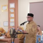 Sekdako Banda Aceh Jalaluddin menyampaikan sambutan pada workshop pendidikan inklusif yang diikuti kepala sekolah dan guru SD se-Kota Banda Aceh, Senin (5/10/2026). Foto: Dok. Prokopim Kota Banda Aceh
