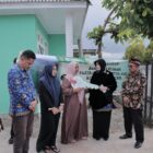 Wali Kota Banda Aceh Illiza Sa’aduddin Djamal menyerahkan simbolis kunci rumah kepada penerima bantuan rumah layak huni bagi keluarga fakir miskin dari Baitul Mal Kota Banda Aceh, didampingi sejumlah pejabat dan pihak terkait, Banda Aceh. Foto: Dok. Prokopim Kota Banda Aceh