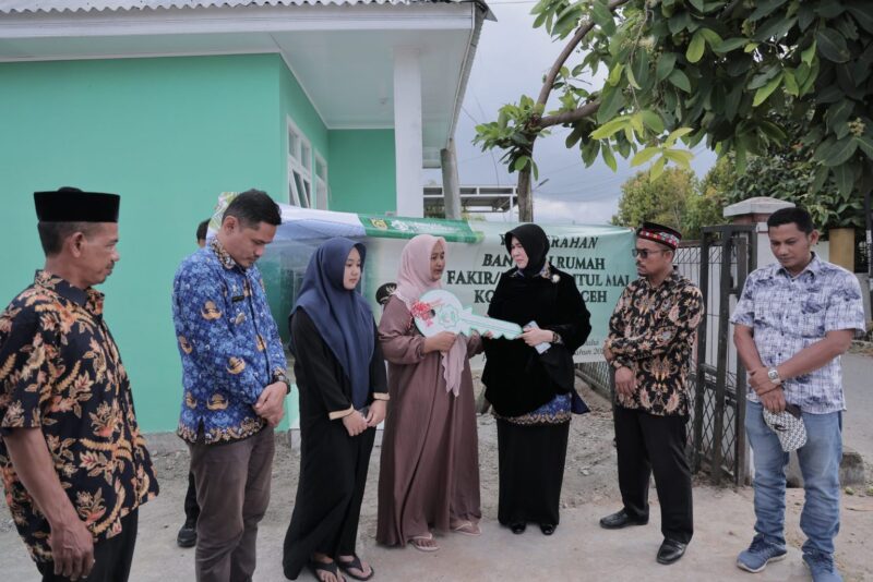Wali Kota Banda Aceh Illiza Sa’aduddin Djamal menyerahkan simbolis kunci rumah kepada penerima bantuan rumah layak huni bagi keluarga fakir miskin dari Baitul Mal Kota Banda Aceh, didampingi sejumlah pejabat dan pihak terkait, Banda Aceh. Foto: Dok. Prokopim Kota Banda Aceh