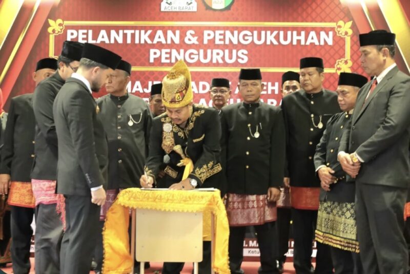 Wakil Bupati Aceh Barat Said Fadheil melantik pengurus Majelis Adat Aceh (MAA) Kabupaten Aceh Barat periode 2026–2031 di Aula Kantor Cabang Dinas Pendidikan, Selasa (6/10/2026). Foto: Dok. Pemkab Aceh Barat
